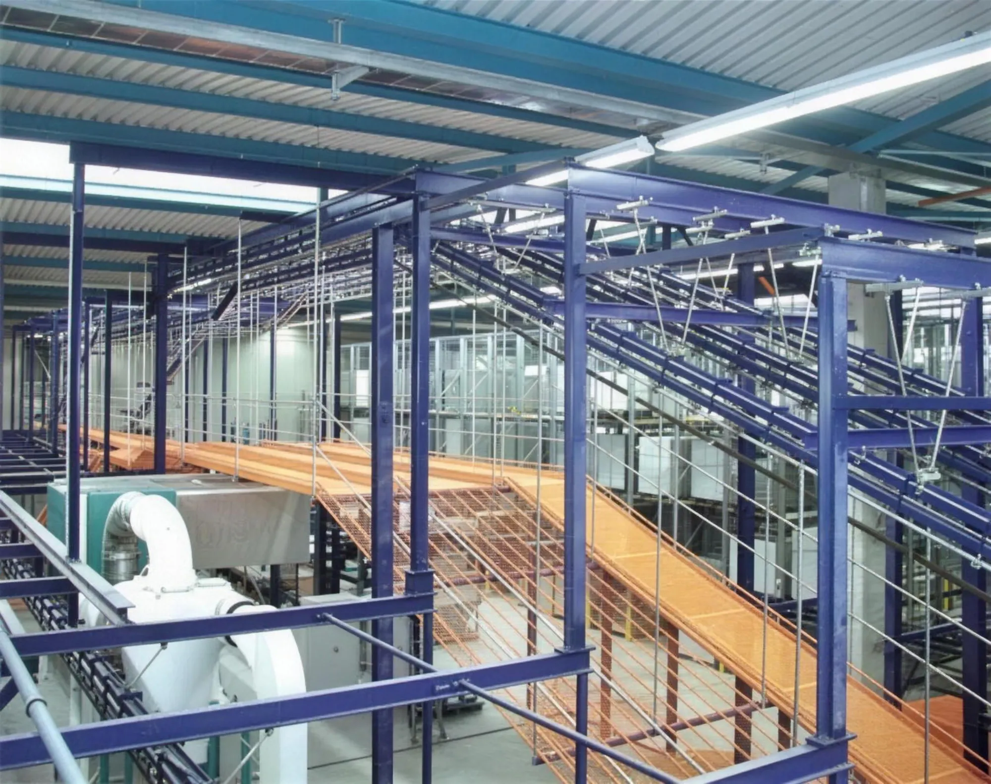 Fördertechnik und Anlagenteile in der Montage